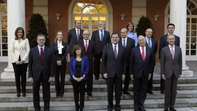 Mariano Rajoy, en el centro, rodeado de los ministros de su gabinete