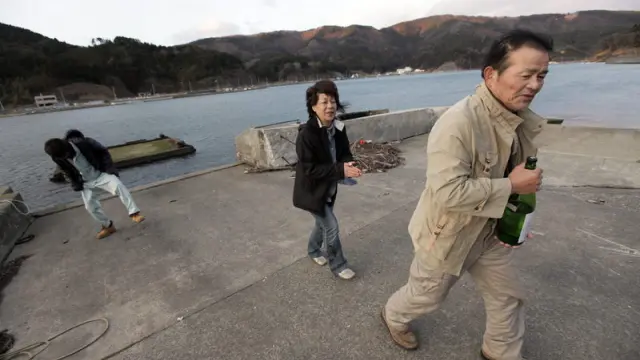 Imagen tomada este Fin de Año de unos supervivientes del terremoto que asoló Japón en marzo de 2011