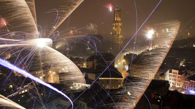 La ciudad de Utrecht, Holanda, iluminada por fuegos artificiales durante la celebración de Año Nuevo