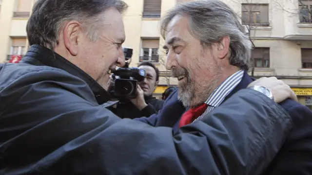Marcelino Iglesias, secretario de organización socialista, saluda al alcalde de Zaragoza, Juan Alberto Belloch