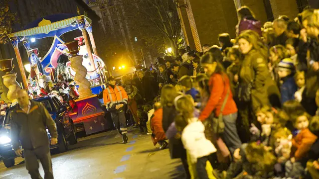 Los Reyes Magos desfilando por las calles de Zaragoza