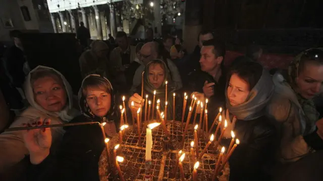 Peregrinos cristianos encienden velas la Basílica de la Natividad,