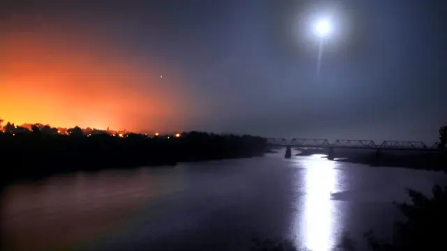 Vista nocturna del río Itata con varios de los focos de fuego aún activos en la zona de Concepción