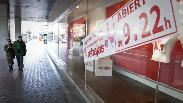 Los escaparates de Zaragoza se llenan de anuncios sobre descuentos