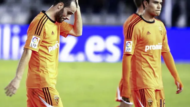 Los jugadores zaragocistas se lamentan de su actuación en Santander