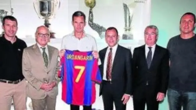 Urdangarín muestra la camiseta con el dorsal '7' acompañado de O'Callaghan, Vilarrubí, Rosell, Coll y Barrufet.
