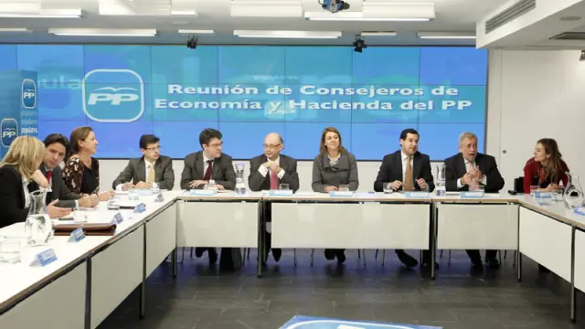 Imagen de la reunión de Cristobal Montoro con los consejeros de Hacienda