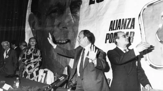 Manuel Fraga, durante la campaña de AP en Zaragoza, con Rudi al fondo, en 1977.