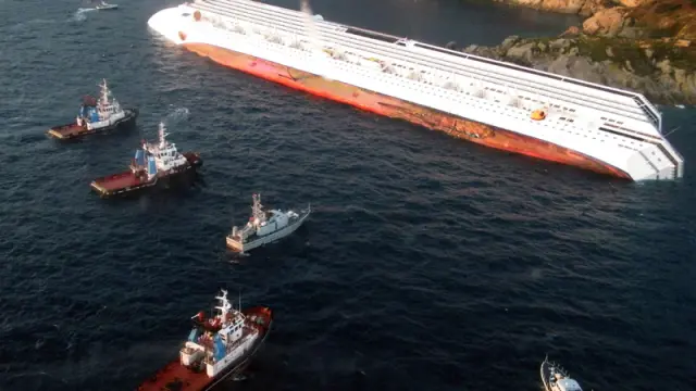 El Costa Concordia permanece encallado
