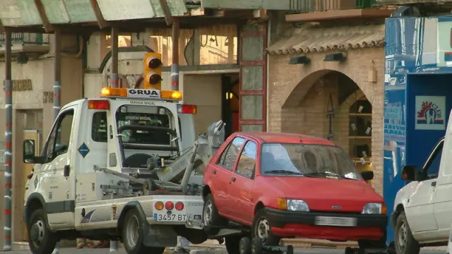 La grúa municipal de Huesca retira un vehículo en una imagen de archivo