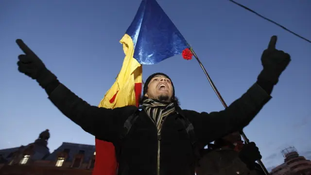 Un estudiante grita eslóganes durante la protesta antigubernamental en la plaza de la Universidad de Bucarest.