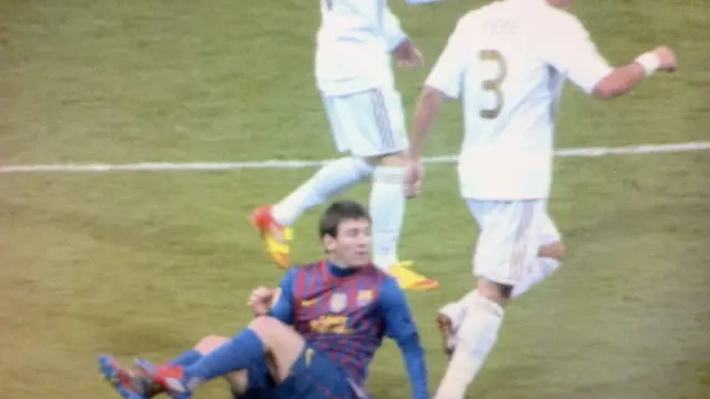 Imagen del pisotón de Pepe a Messi