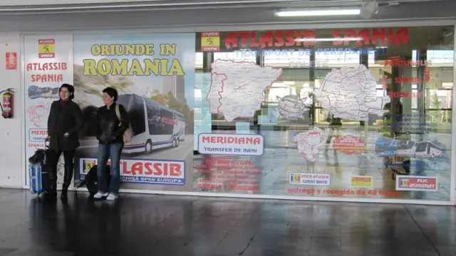 Camelia y Nicoleta esperan en la Estación de Autobuses de Zaragoza para viajar a Rumanía