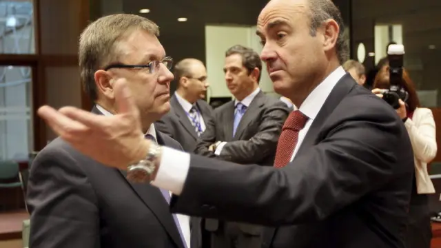 Luis de Guindos (dcha. ), en la reunión de ministros de Finanzas de la UE, con su homólogo húngaro
