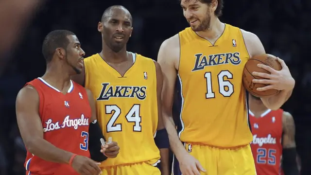 Kobe Bryant (c) y Pau Gasol (d), de Los Angeles Lakers, conversan con Chris Paul (i)