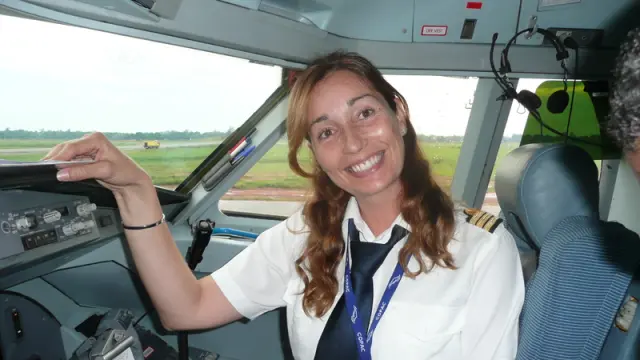Natalia Zapater, en la cabina de un Fokker 100, antes de despegar en el aeropuerto de Libreville (Gabón)