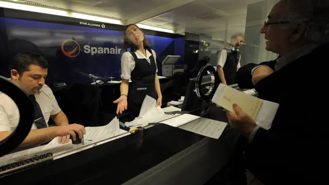 Clientes de la aerolínea se acercan a su mostrador en busca de información