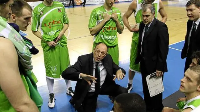 Ángel Navarro da instrucciones a sus jugadores durante un tiempo muerto.