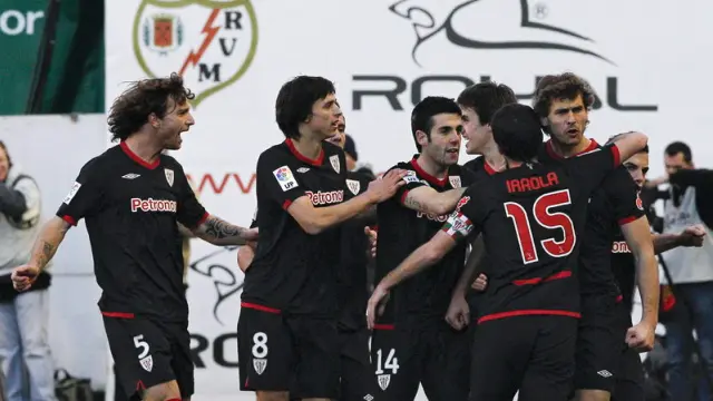 El delantero Fernando Llorente celebra su primer gol junto a sus compañeros