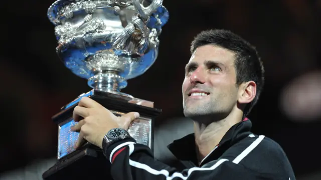 Djokovic levanta el trofeo de campeón en Australia