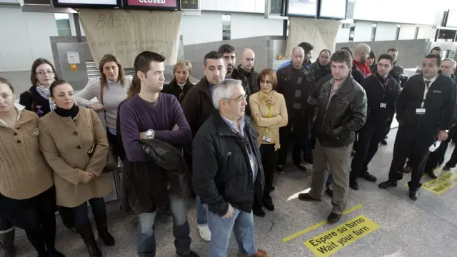 Protesta de trabajadores de Spanair en el aeropuerto de Lavacolla, en Santiago de Compostela
