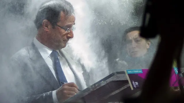 Hollande, en la imagen donde le embadurnan con harina