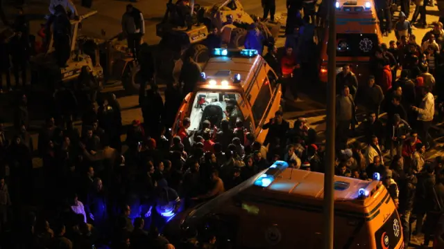 Varias ambulancias atendían a los heridos a las afueras del estadio