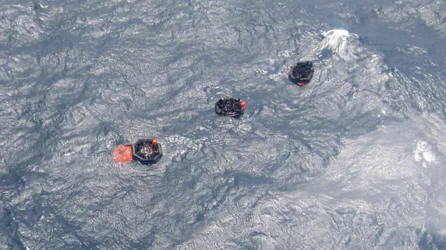 Vista aérea de las víctimas del naufragio a bordo de un bote salvavidas.
