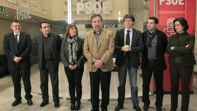 Varios alcaldes socialistas tras la reunión que han mantenido en Sevilla