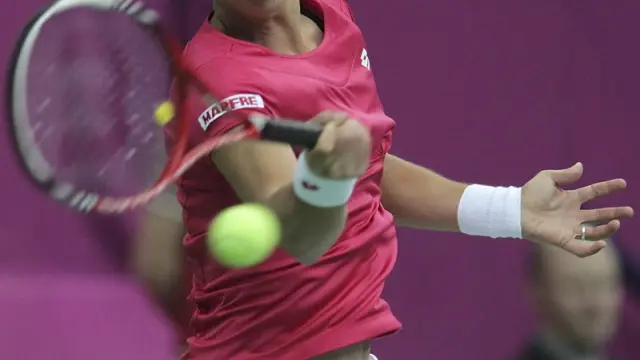 La española Carla Suárez devuelve la pelota a la rusa Svetlana Kuznetsova