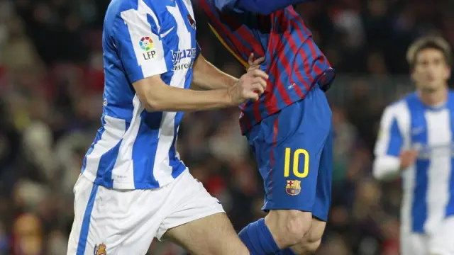 Leo Messi controla el balón ante Mikel González, jugador de la Real Sociedad.