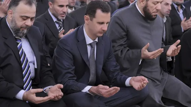 Imagen de Al Asad orando, cedida por la agencia Saná