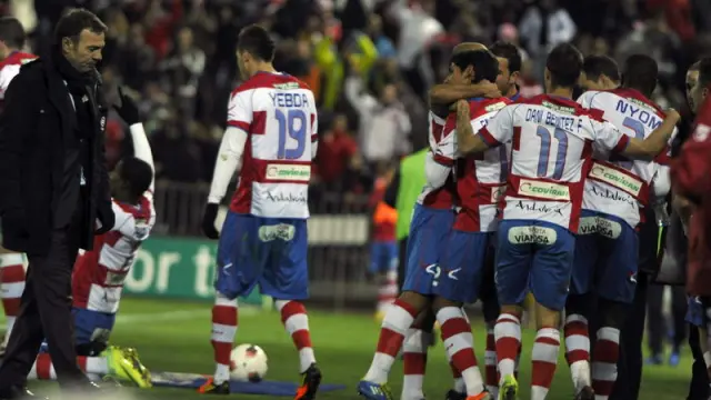 Los jugadores del Granada celebran su primer gol.