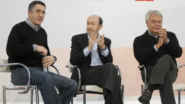 Patxi López con Alfredo Pérez Rubalcaba y Felipe González