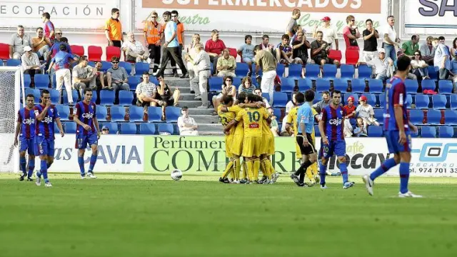 Los jugadores del Alcorcón celebran uno de los goles que marcaron en el choque del Alcoraz en la primera vuelta.
