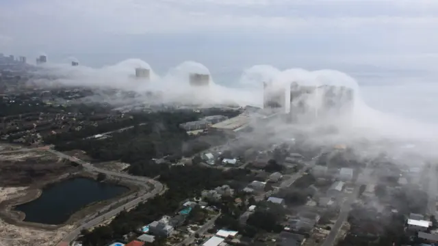 Un 'tsunami' de nubes arrolla los rascacielos de Miami