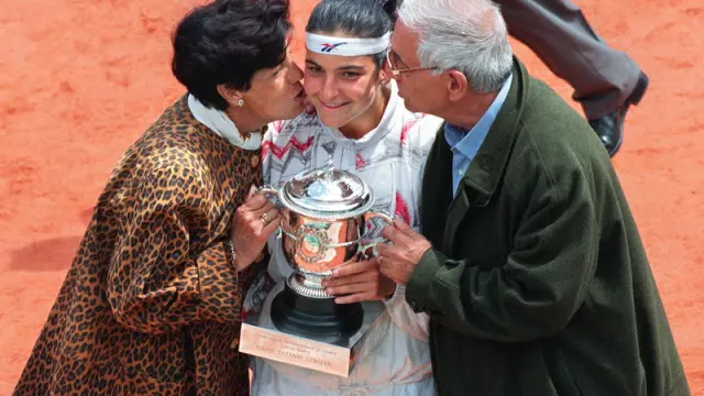Arantxa Sánchez Vicario, con sus padres
