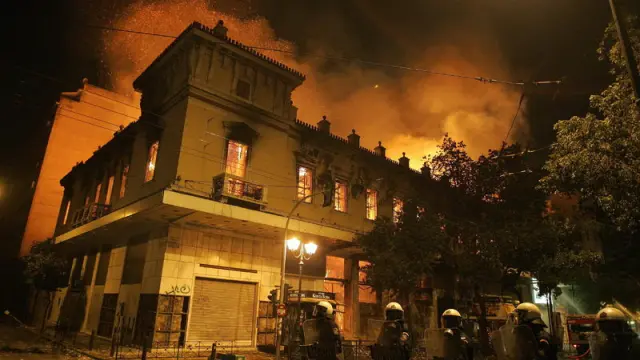 Los bomberos tratan de controlar el fuego en un edicifio de Atenas