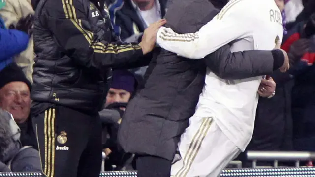 El jugador del Real Madrid, Cristiano Ronaldo, celebra la victoria con José Mourinho.