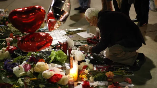 Decenas de personas dejan flores y mensajes en recuerdo de la cantante