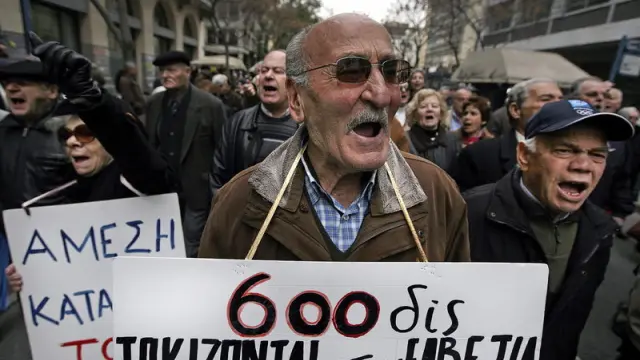La población se manifiesta en contra de los recortes en Grecia.