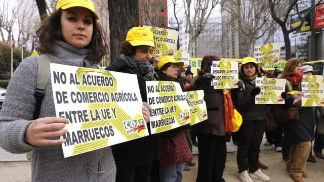 Agricultores españoles se manifiestan ante la sede de la Comisión Europea en Madrid.