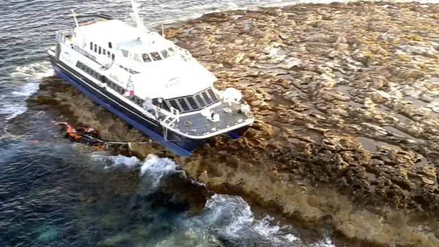 El ferry encallado en Es Freus llevaba a bordo a 29 personas.