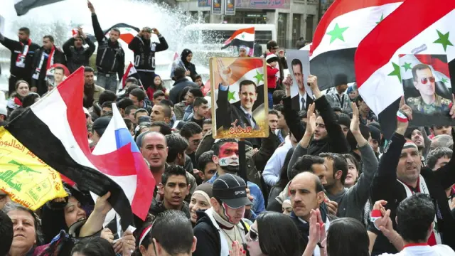 Una multitud pro-gobierno durante una manifestación en apoyo de Bashar al Assad.