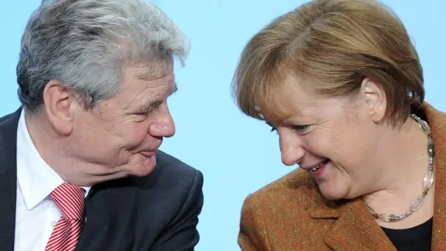 La canciller alemana, Angela Merkel, conversa con el pastor luterano, Joachim Gauck.