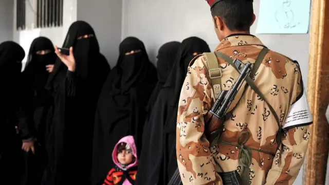 Los yemeníes hacen cola para votar