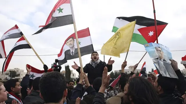 Sirios residentes en Jordania se manifiestan a favor del presidente sirio Bashar al-Assad