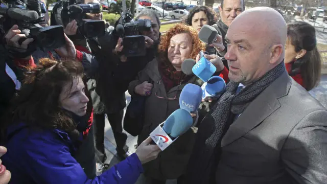 Juan Carlos Higueras, abogado del acusado, atendió a la prensa a su llegada a la Audiencia.