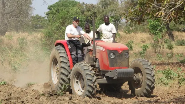 Juan Manuel, enseñando a manejar el tractor