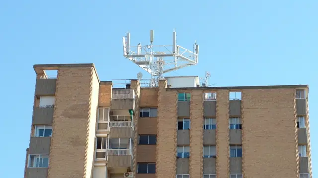 Antena de telefonía móvil en el número 17 de la avenida de Doctor Artero.
